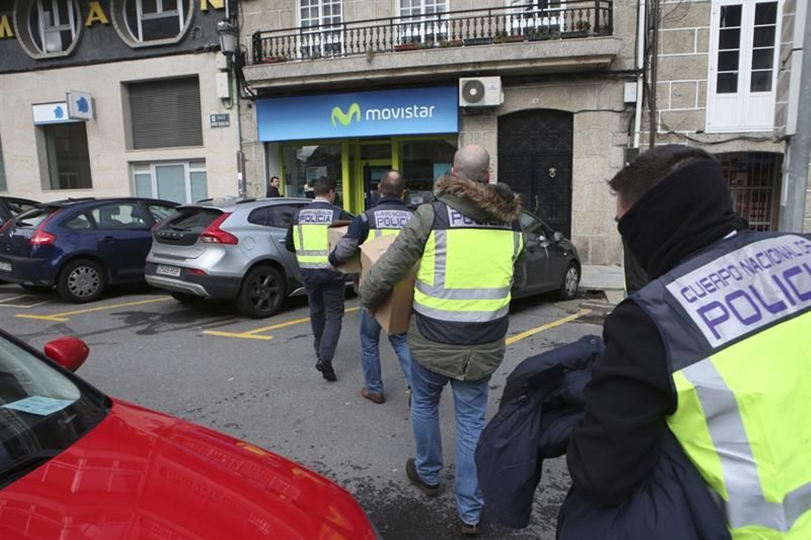 agentes de Policía a su salida del Ayuntamiento de Ponteareas con el material requisado