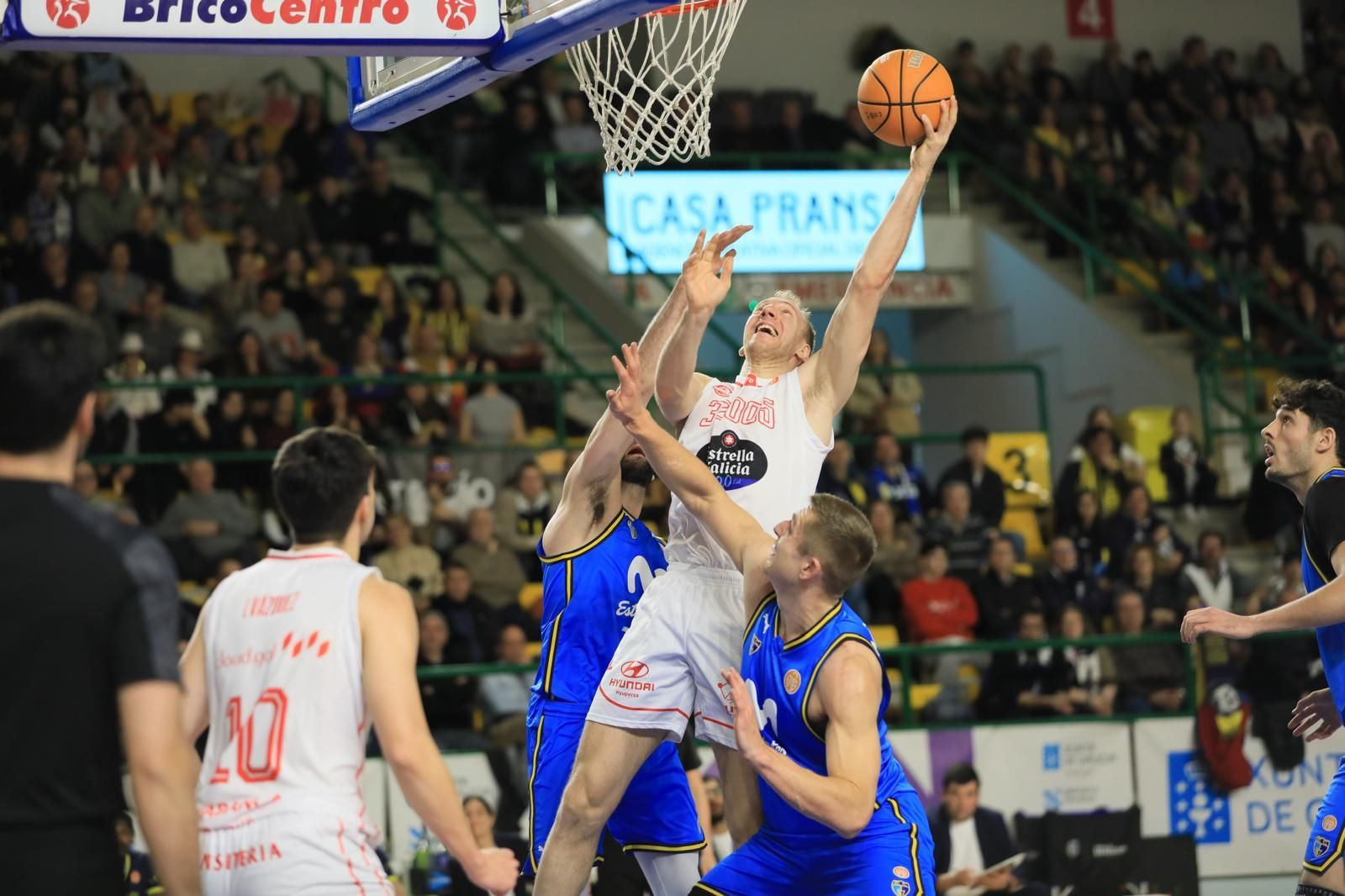 Galería | El Pazo disfruta de un sábado de baloncesto y Entroido