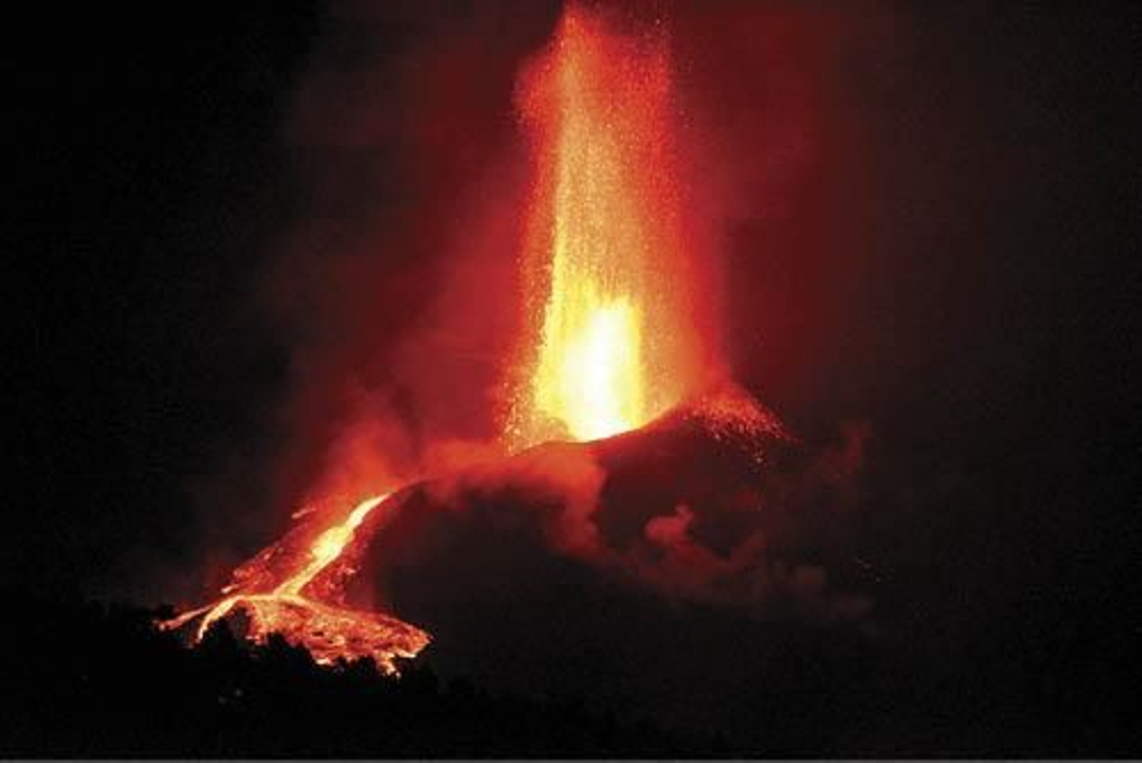 El nuevo avance de la lava en Los Llanos de Aridane obligó a más evacuaciones preventivas.