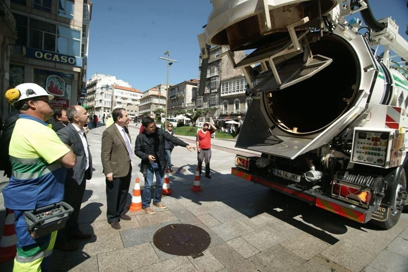 El alcalde Abel Caballero comprobó el funcionamiento del nuevo camión de saneamiento.