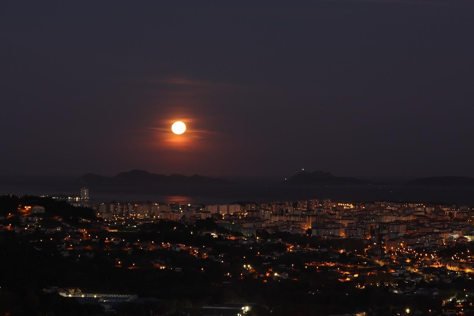 Galería | La luna rosa ilumina Vigo en la noche del despegue de Artemis II