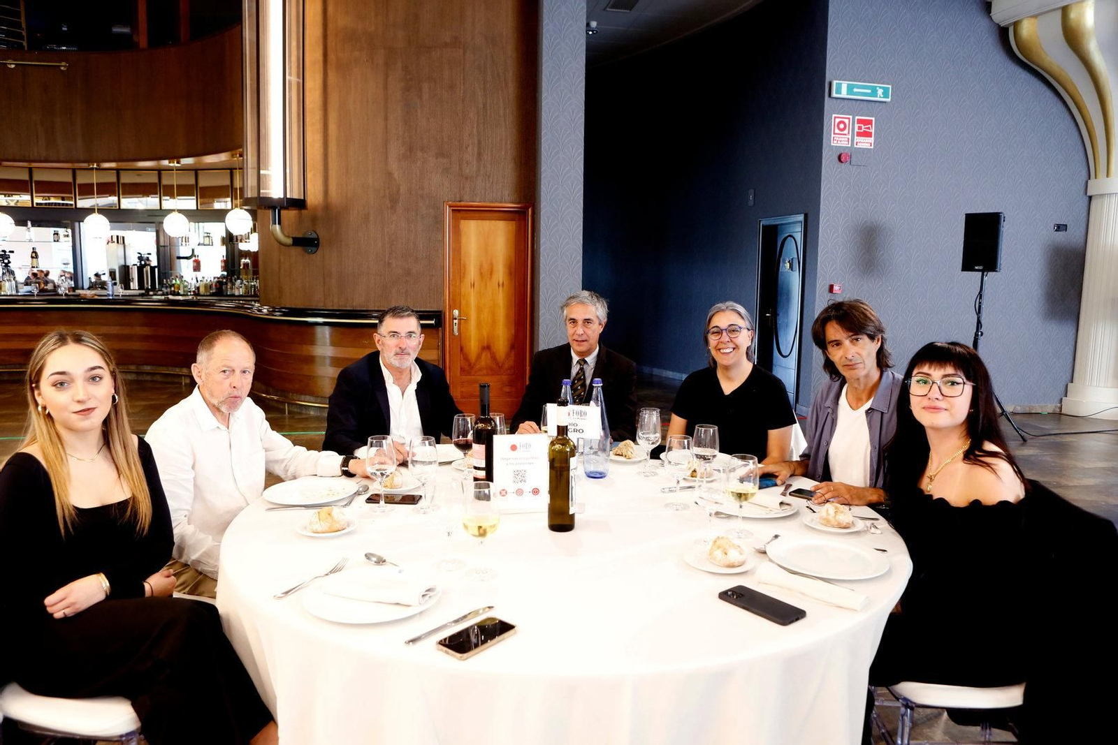 MESA RÍO AGRO. Yaiza Vide Muñoz, azafata; Jaime Amorín Gomez, del Club Hockey Barrocás; Alejandro Cruz Iglesias, de Lacados Miño; Santiago Ordóñez, de Telemiño; Amelia Feijóo, comercial de La Región; Xabier R.Blanco, colaborador de La Región, y Nicol Rodríguez Ferro.