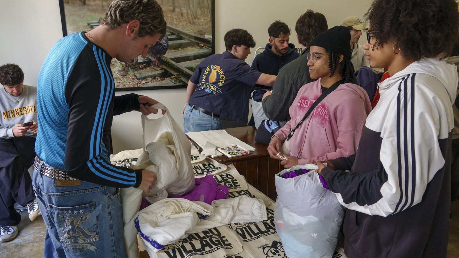 Los compradores rebuscaron por toda la Sala Muta en busca de las prendas que más les gustase y llevásela por solo 10 euros.