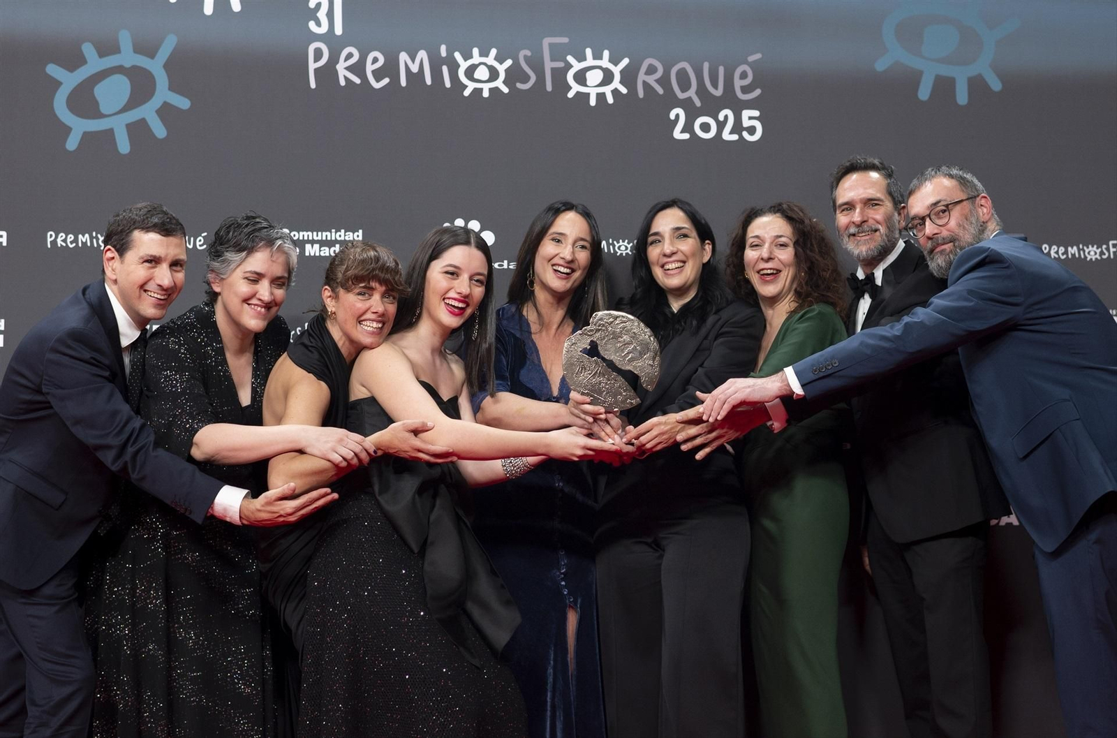 Parte del equipo de 'Los domingos' posa con su premio a Mejor largometraje de ficción por 'Los domingos', en la 31 edición de los Premios José María Forqué.