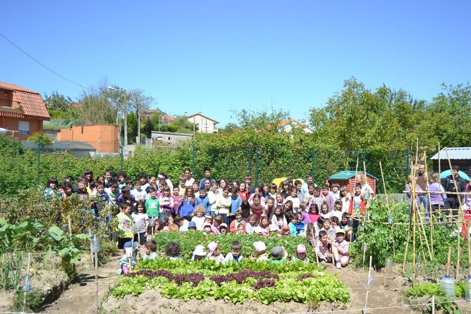 Alumnos del CEIP Mallón en la huerta escolar donde desarrollan diferentes actividades que los acercan al medio natural.