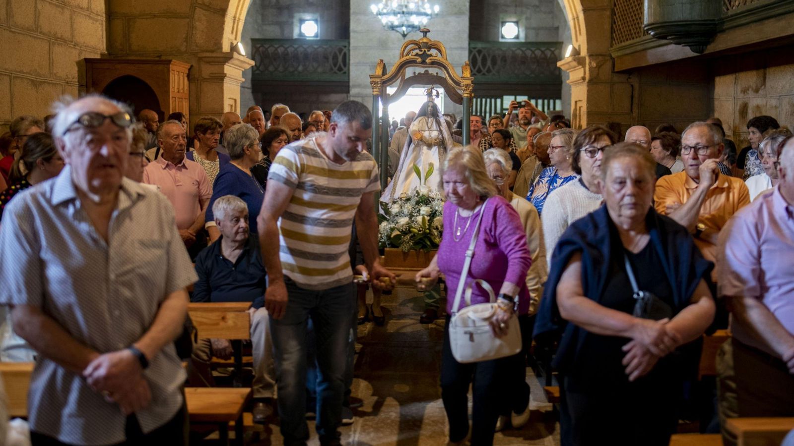 Entrada de la figura de la Virxe da Caridade en el santuario.