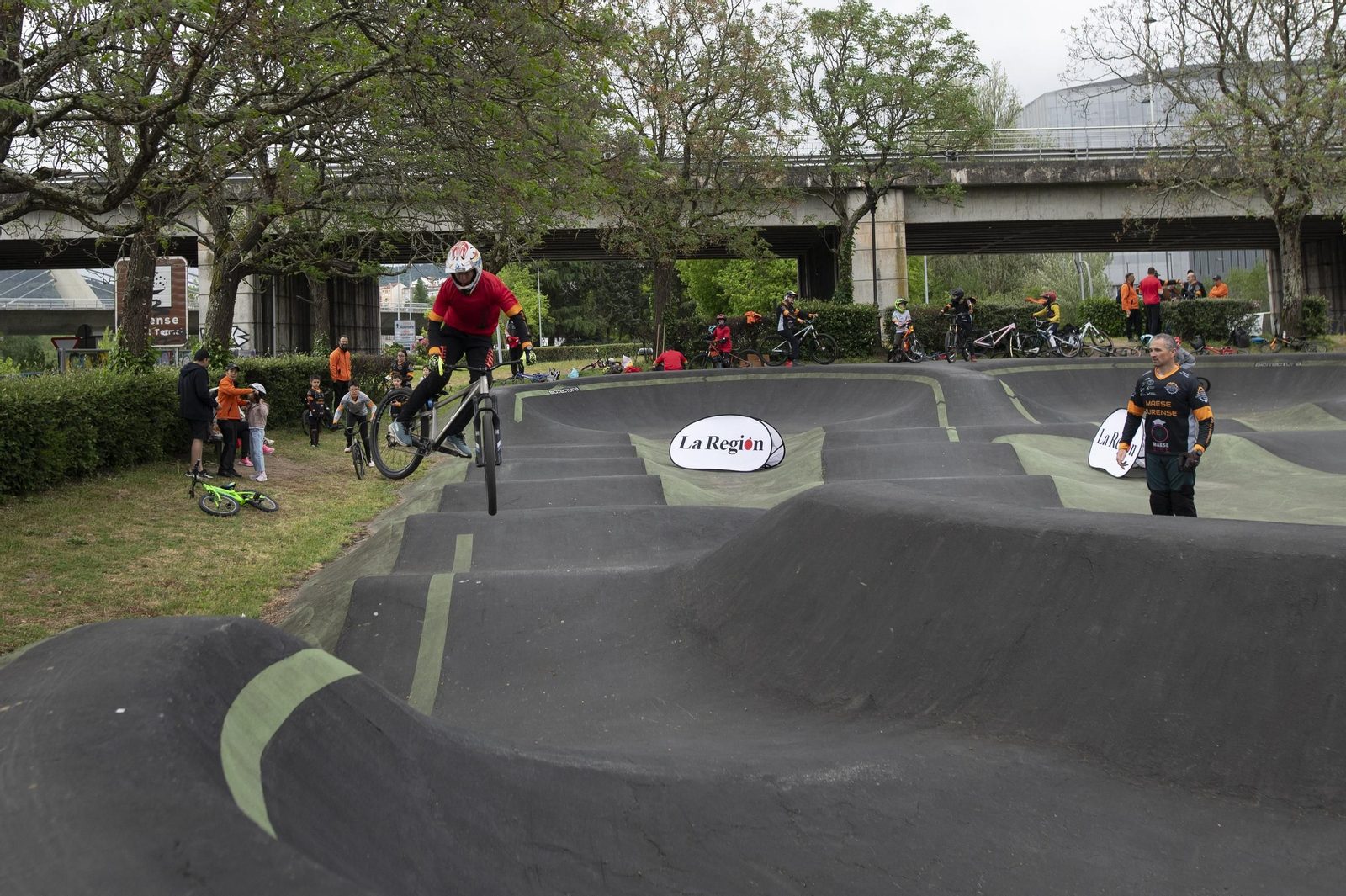 Galería | +Deporte La Región impulsa el pumptrack en Ourense de la mano de Maese Riders