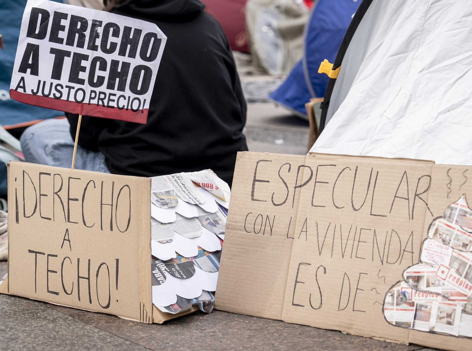 Vista general de las tiendas de campaña instaladas en la Puerta del Sol de Madrid durante la jornada de este domingo