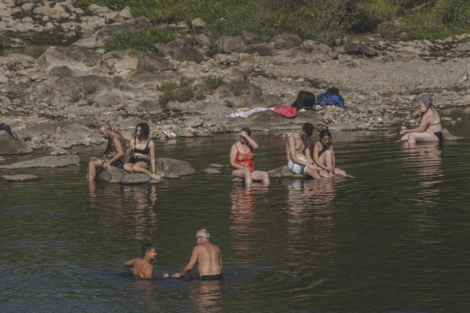 Galería | Los ourensanos combatiendo el calor en una jornada de calor extremo