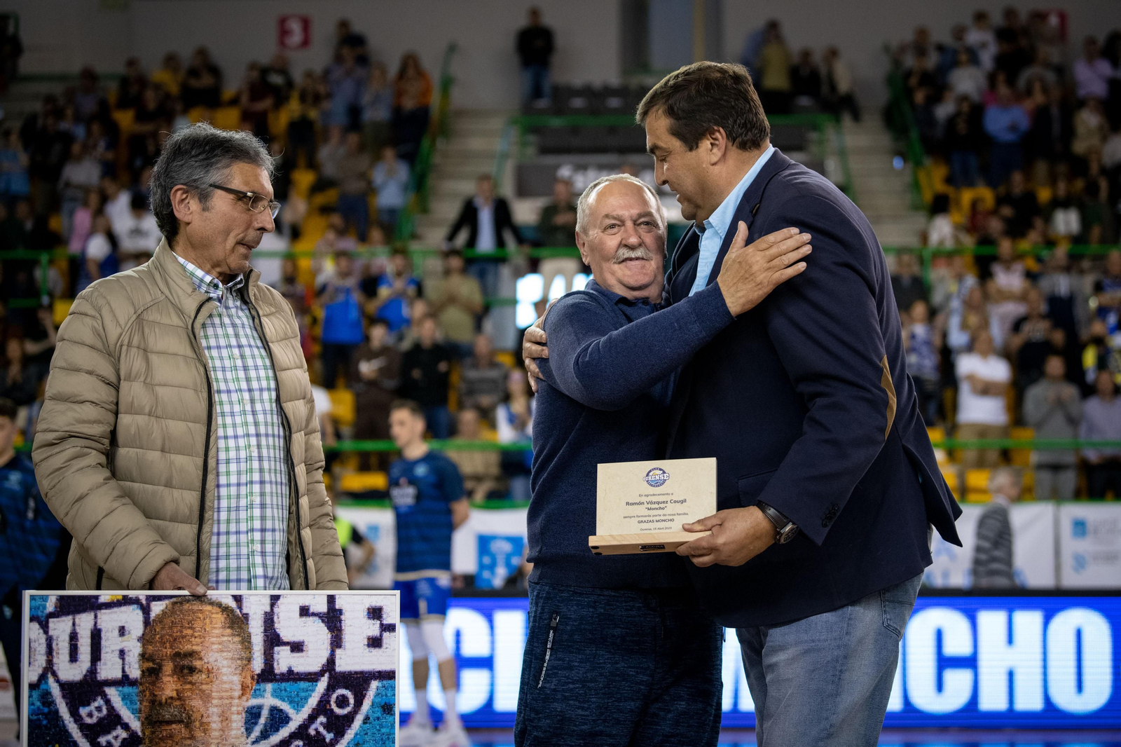 Entrega del reconocimiento a Moncho.
(ÓSCAR PINAL)