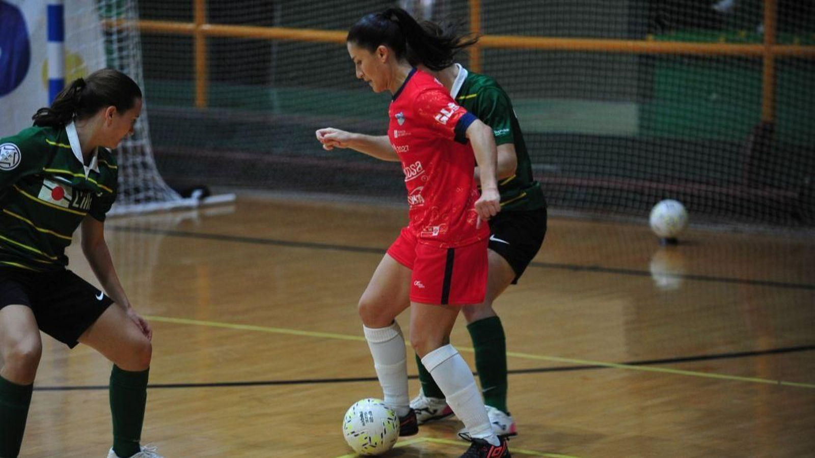Anita Ontiveros, del Estrela, protege la pelota ante el Les Corts.