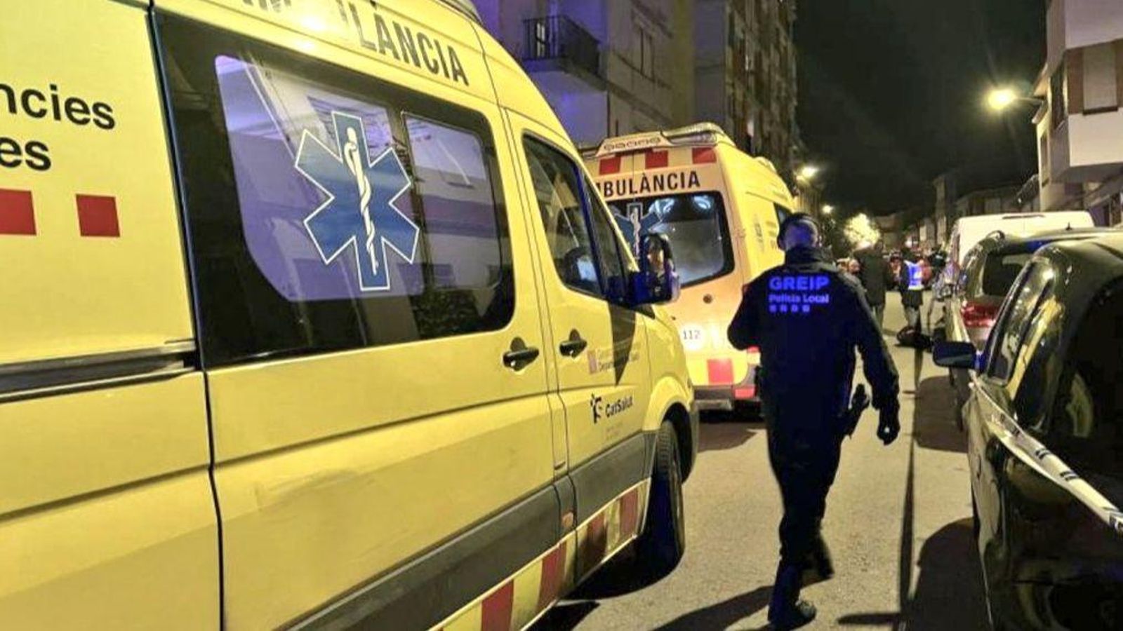 Efectivos de emergencias trabajan en el edificio de la calle Montseny, en Manlleu, tras el incendio que dejó cinco adolescentes fallecidos y cuatro heridos leves.