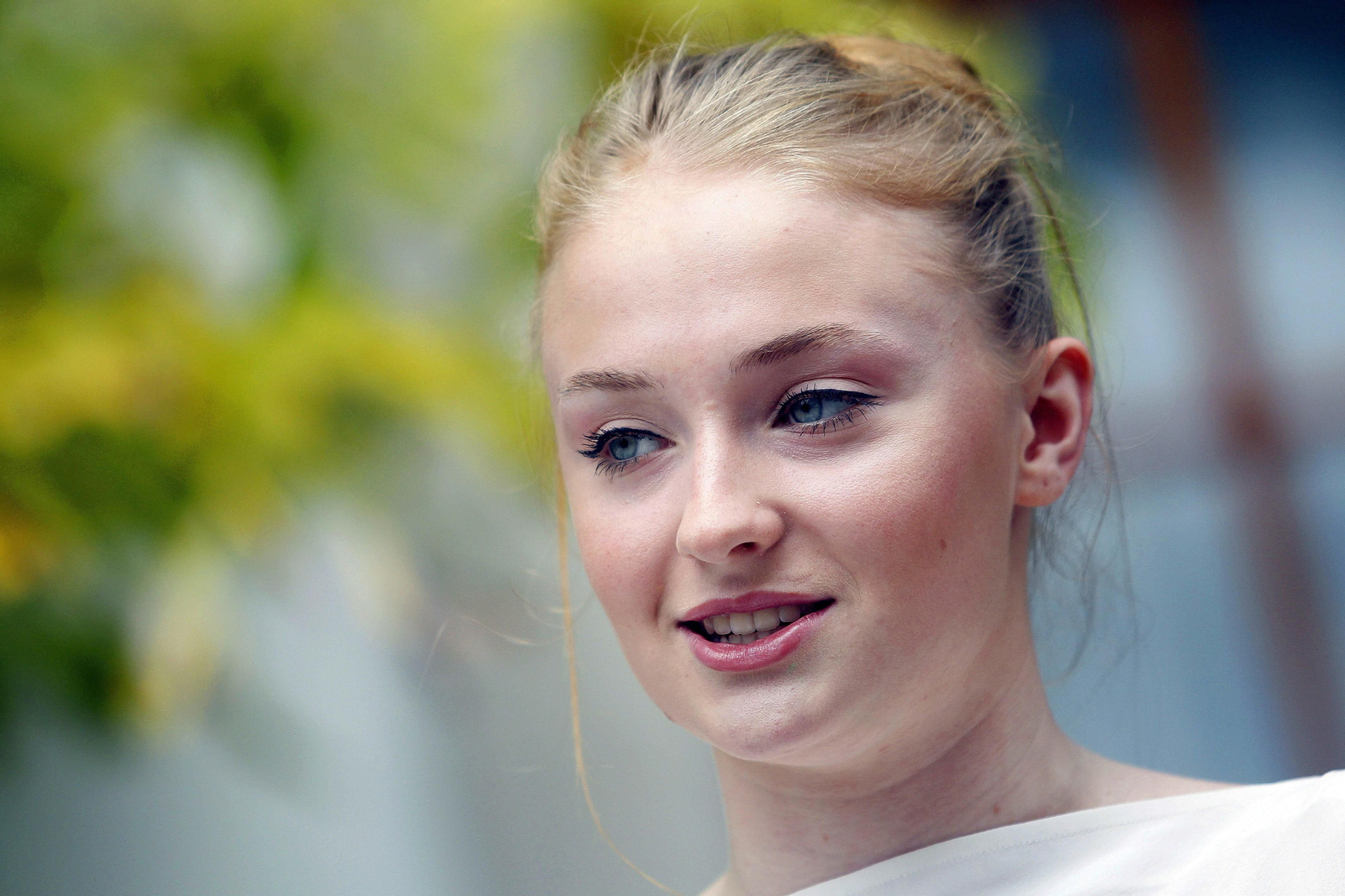 La actriz inglesa Sophie Turner, protagonista de "Juego de tronos", en la que interpreta a Sansa Stark, durante una entrevista con la Agencia Efe