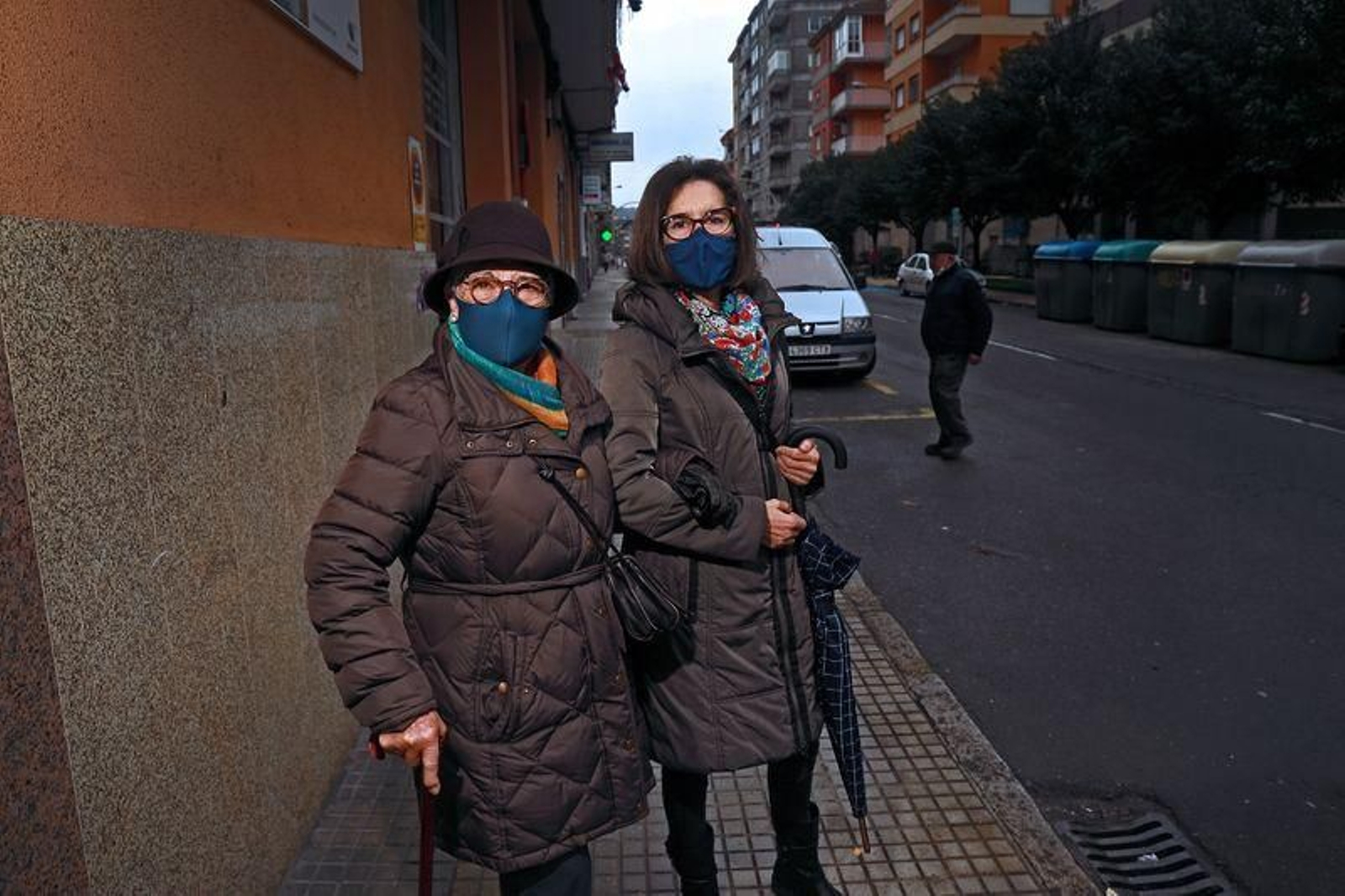 Conchita Rodríguez, con su hija María del Mar Canal, en el portal de su casa de O Couto (JOSÉ PAZ).