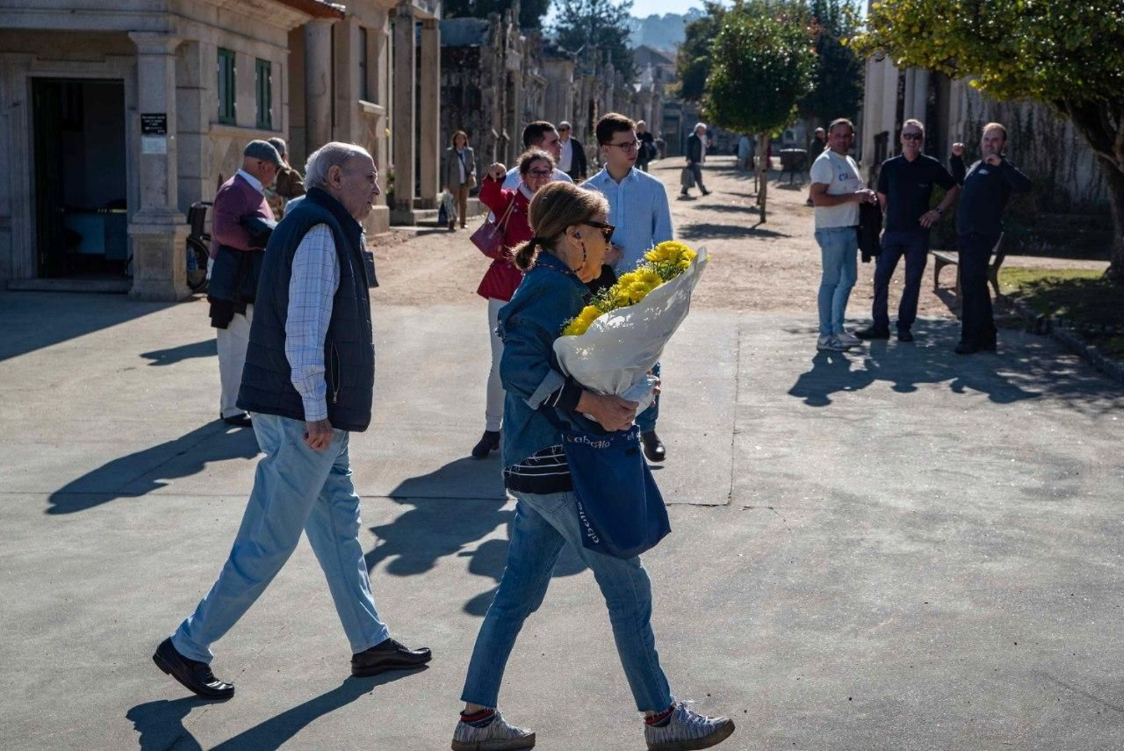 Galería | Los cementerios de Vigo se llenan en el puente de Todos los Santos