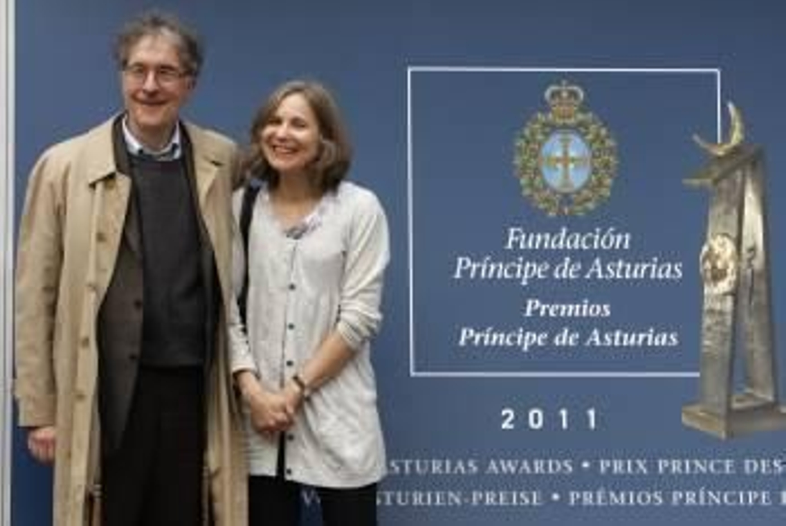 El psicólogo y profesor estadounidense Howard Gardner, Premio Príncipe de Asturias de Ciencias Sociales de este año, junto a su esposa tras su llegada a Oviedo, donde el viernes recibirá el galardón. EFE/J.L.Cereijido