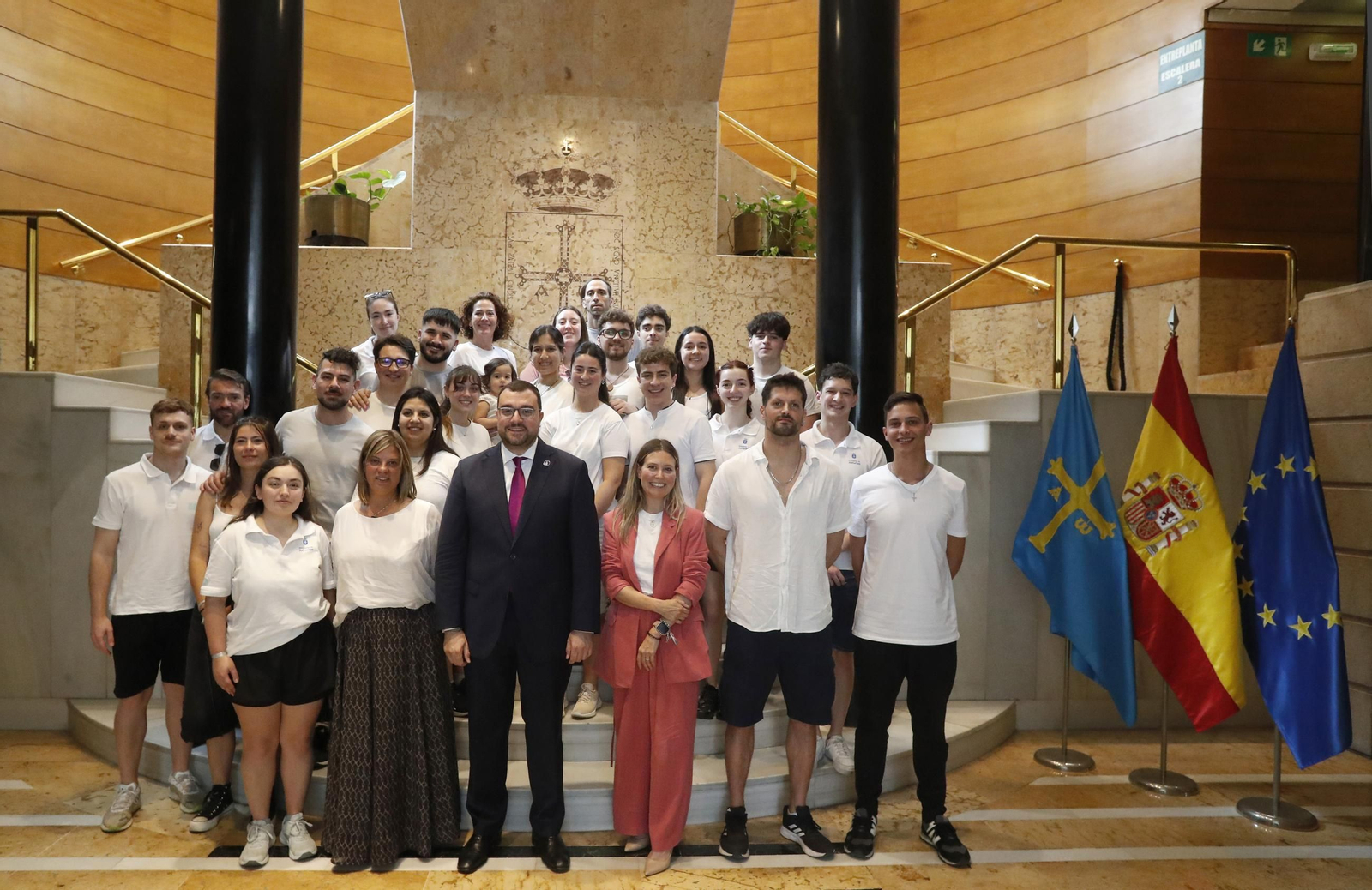 Foto de familia de los participantes en la Escuela de Verano de Asturianía