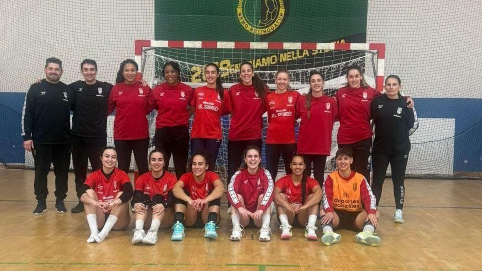 La familia del colectivo de O Baixo Miño posó para la foto tras el entrenamiento de ayer en Sicilia: hoy ya habrá fuego real en el Pala Cardella de Erice.