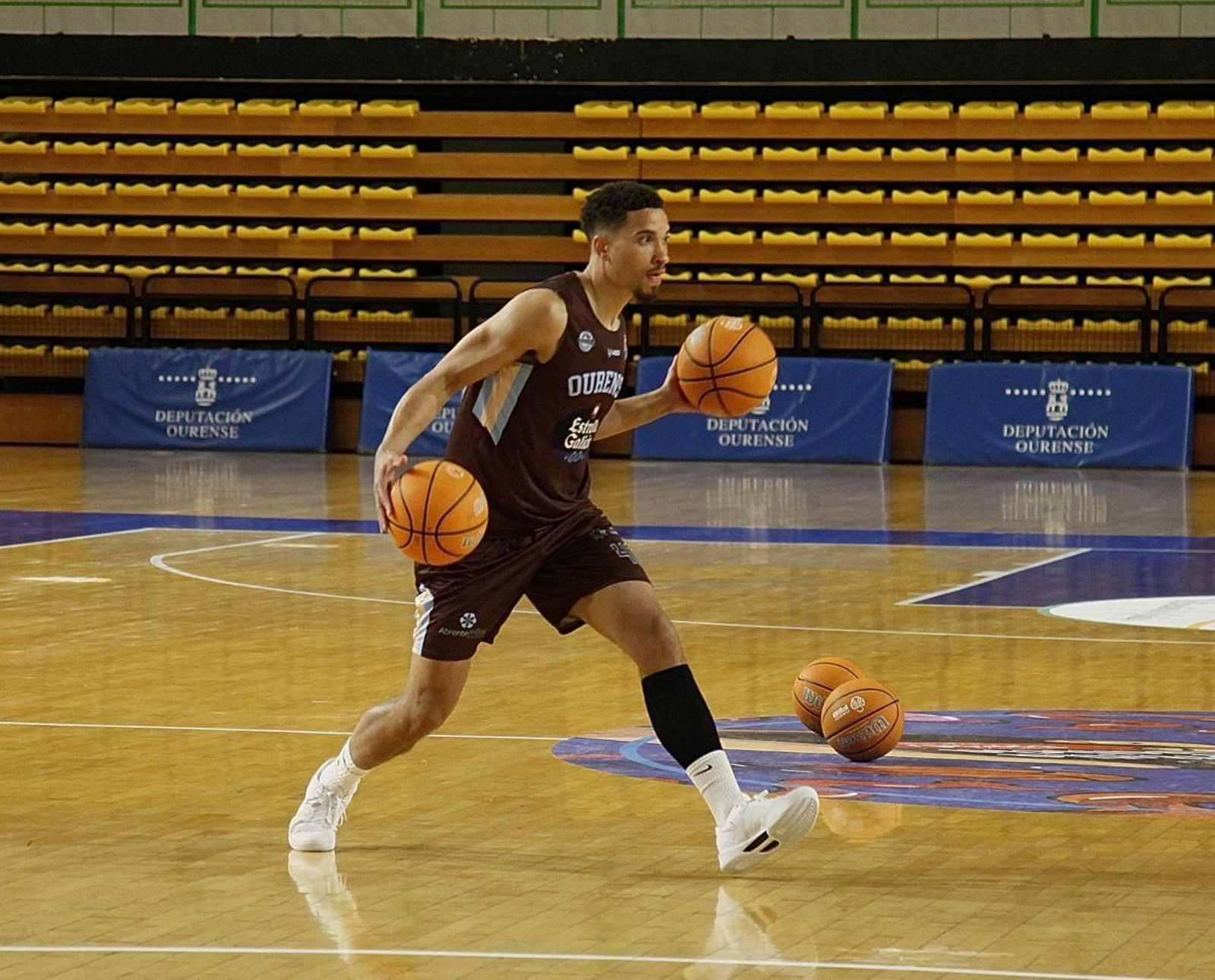 El jugador del COB Charles Barton, en su primer entrenamiento en el Pazo.