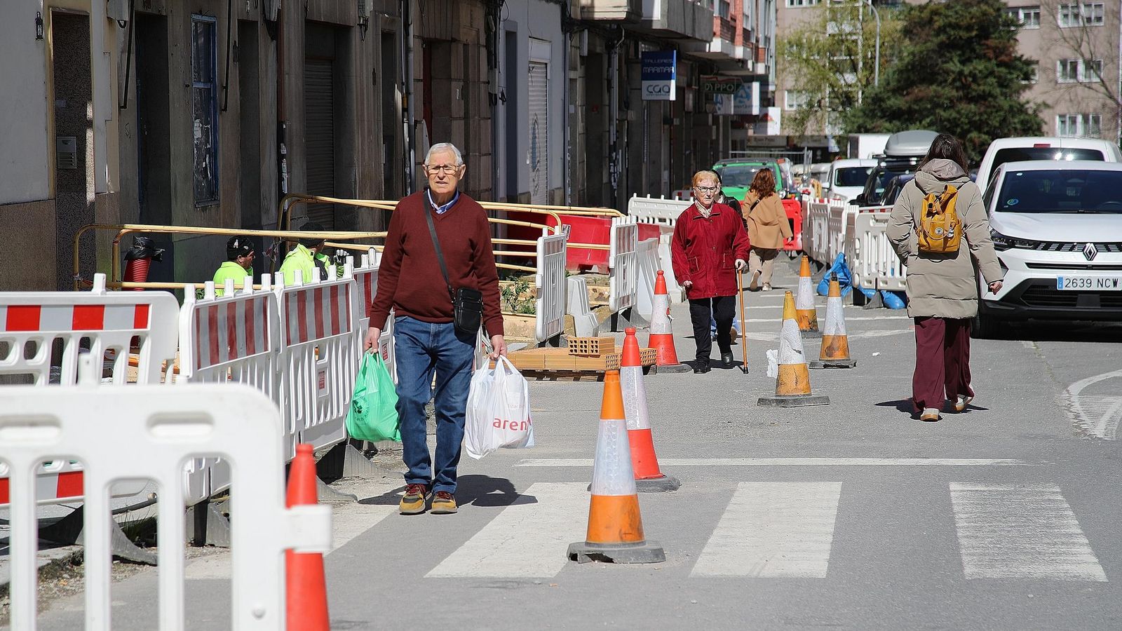 Viandantes caminan con dificultad por la avenida de Portugal.