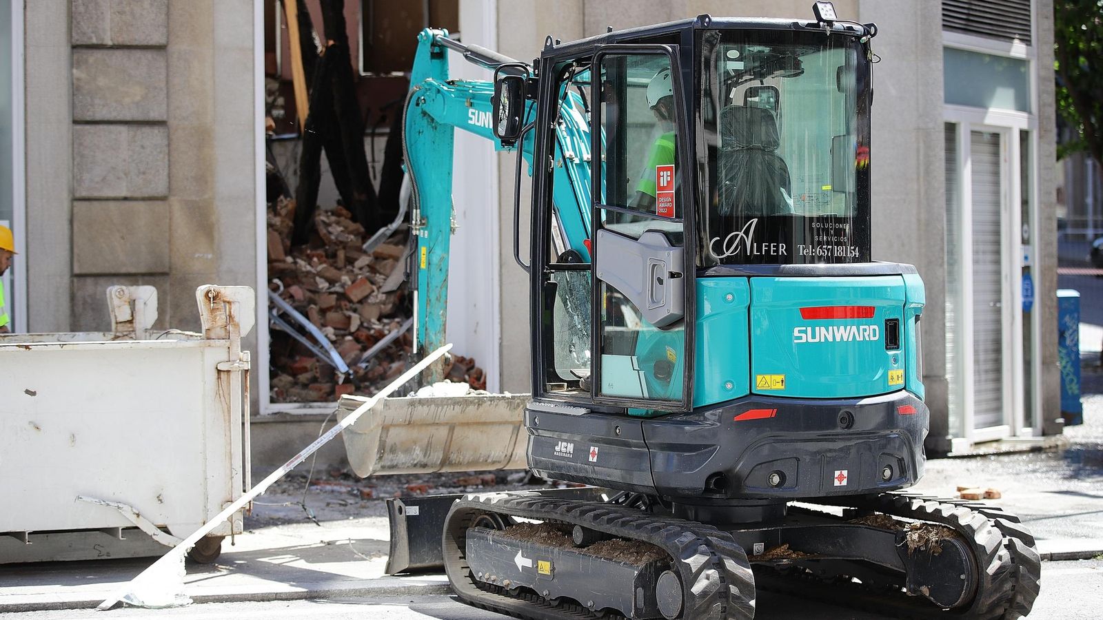 Una excavadora realiza un primer desescombro desde la calle