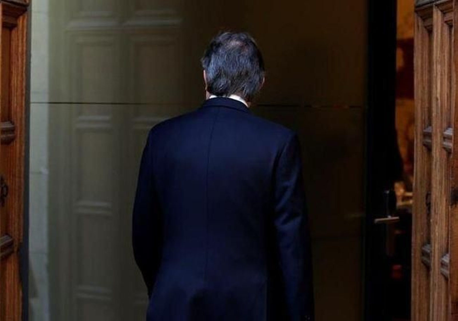 Artur Mas abandona una estancia del Palau de la Generalitat, en Barcelona.