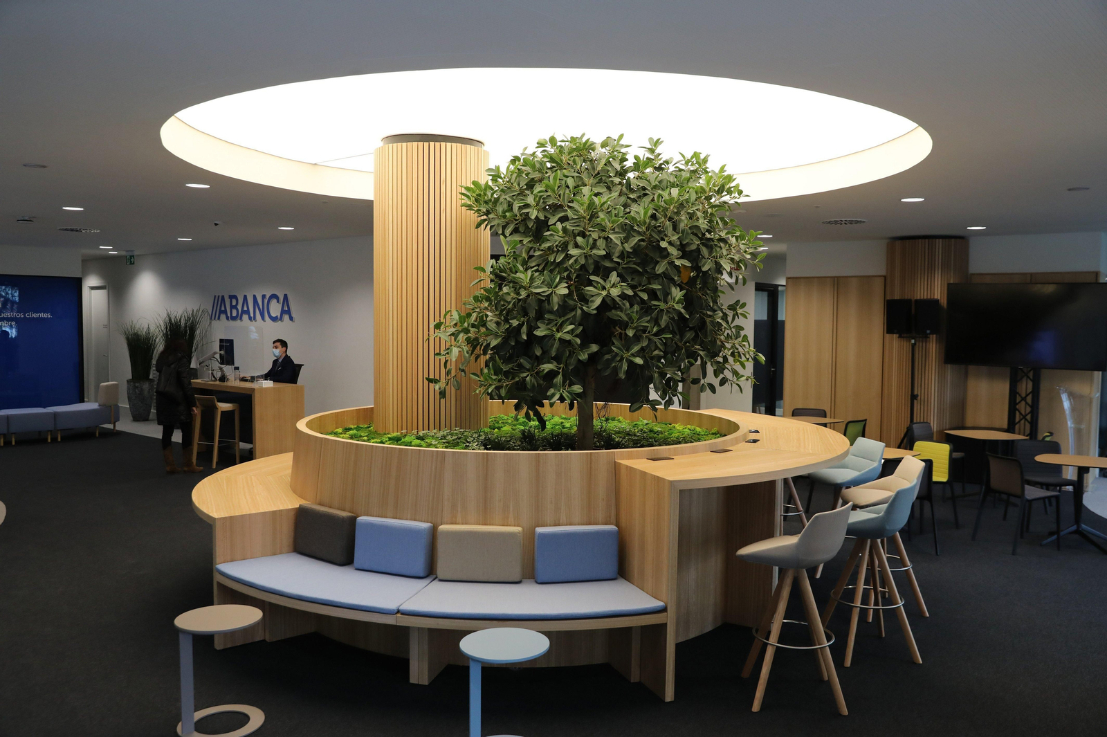 El espacio central de la nueva oficina de Abanca, denominado “Espacio Raíces”.