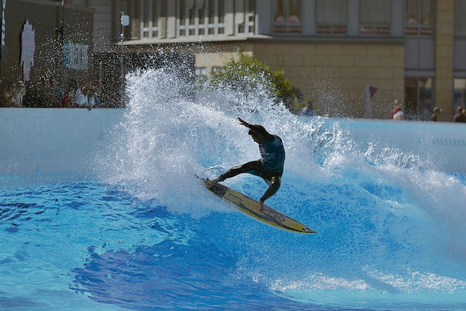 Gony Zubizarreta surfeando en la piscina de olas más grande de Europa ubicada en Munich, lugar al que además, organiza numerosos viajes.