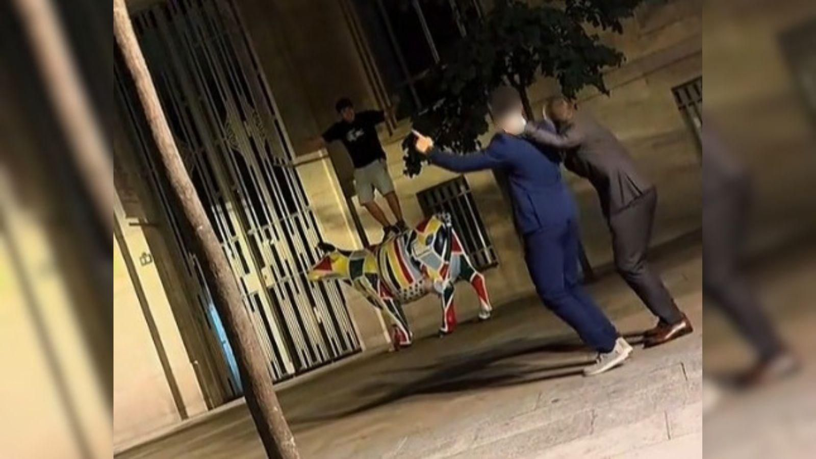 Un joven sobre la vaca en la calle del Paseo de Ourense