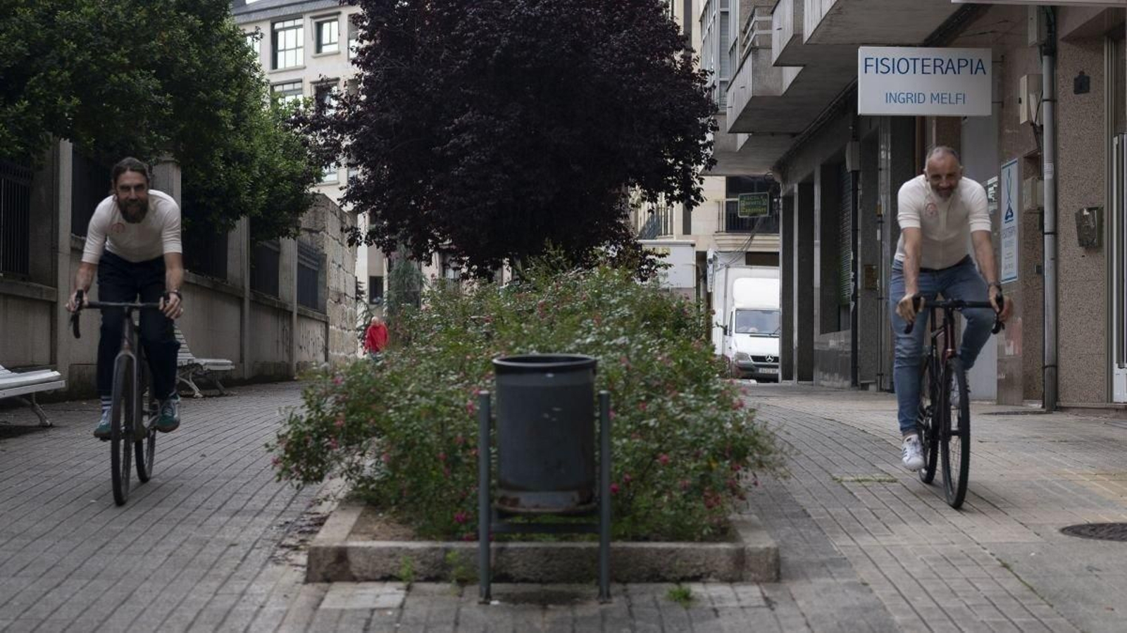 César Fernández y Toño Caldelas, con sus bicicletas, en el entorno del Santuario de Nuestra Señora de Fátima de Ourense. (Foto: Martiño Pinal)