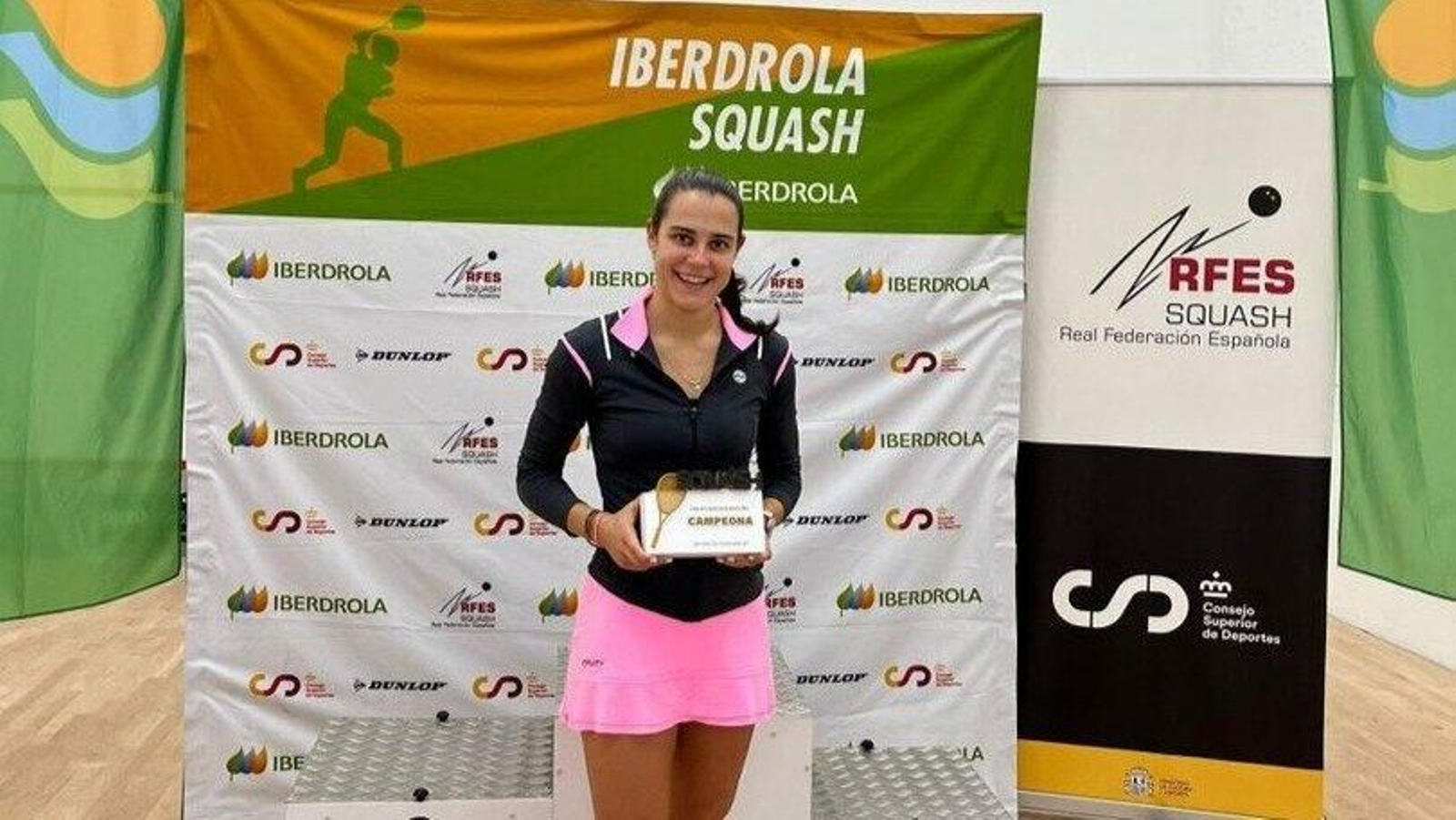 Marta Domínguez, en lo alto del podio de la Copa de España de squash.