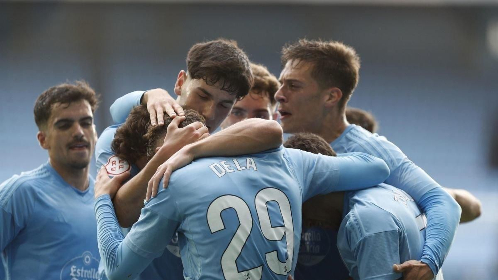 Los jugadores del Celta B celebran uno de sus 25 goles anotados esta temporada en Balaídos;  en Barreiro cayeron 13 más.