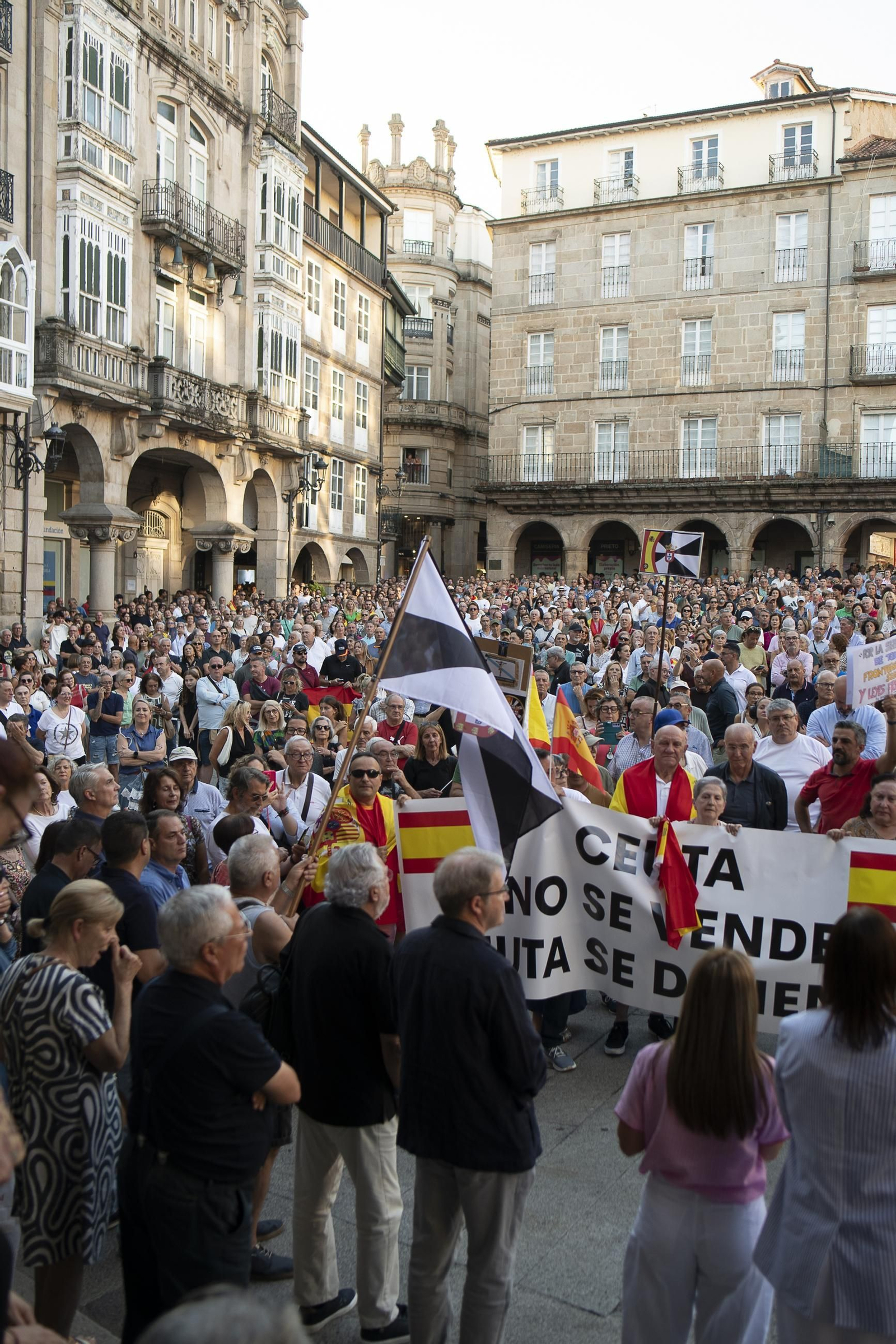 Vecinos y representantes políticos concentrados en la Praza Maior de Ourense frente al Concello durante la jornada de apoyo a Ceuta.