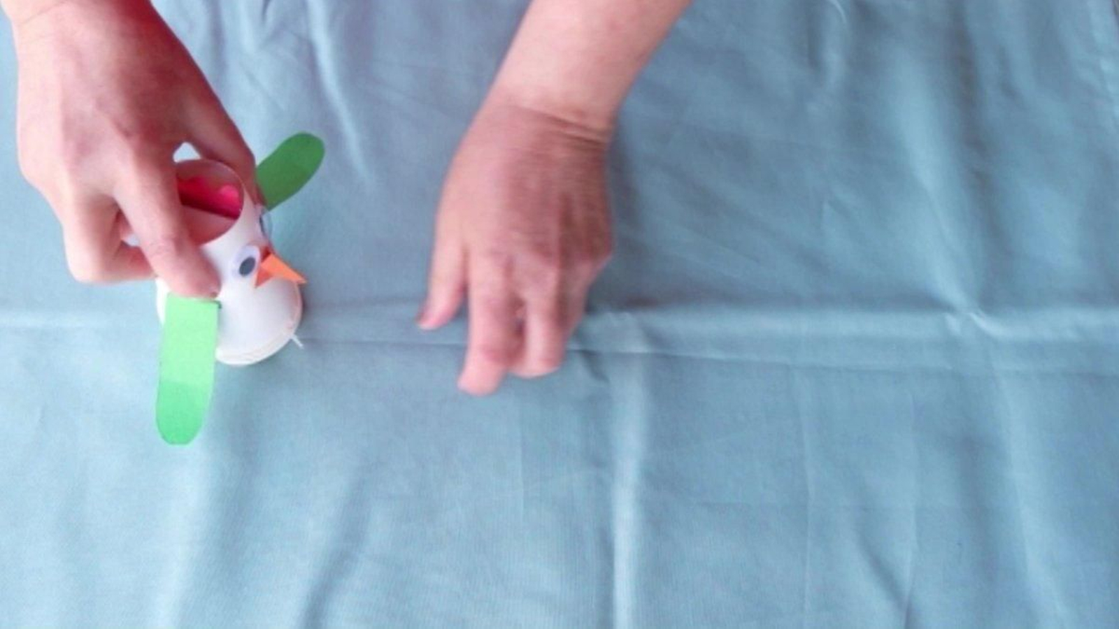 Agora si que estamos listos! Para que o boneco camiñe terás que seguir un paso máis: darlle moitas voltas á pila sobre si mesma para que a goma quede moi enroscada. Sen soltala, coloca o boneco sobre a vase dos vasos, sóltao e comezará a camiñar ó tempo que a goma se vai desenroscando. Xa sabes… Mans á obra!