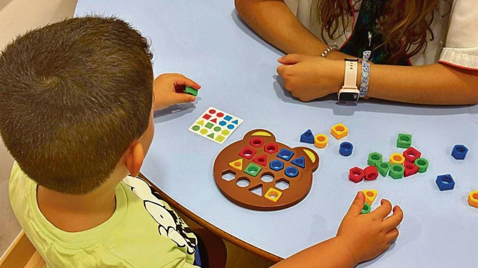 Un niño que padece TEA hace una actividad en el colegio.