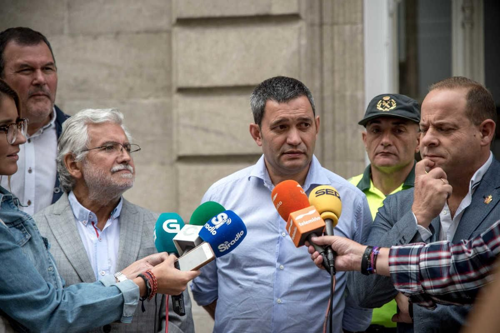Roberto Soto atiende a los médios en una de las presentaciones del Rally Ribeira Sacra. (Foto: Óscar Pinal)