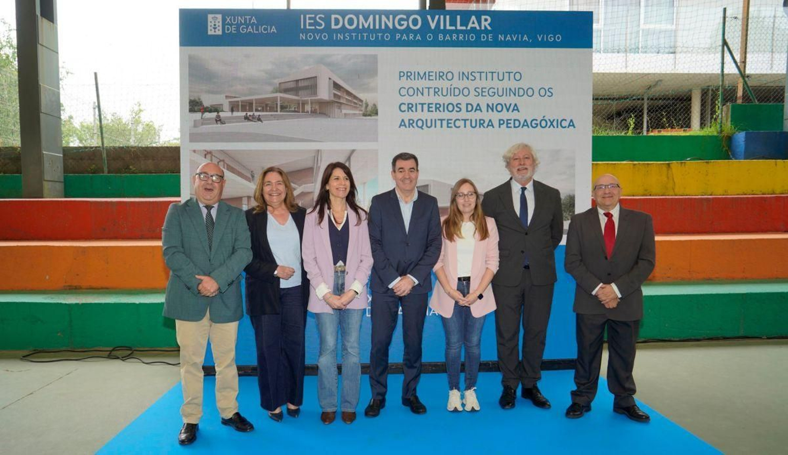 Román Rodríguez y María Martínez Allegue, en la foto de familia tras el anuncio realizado.