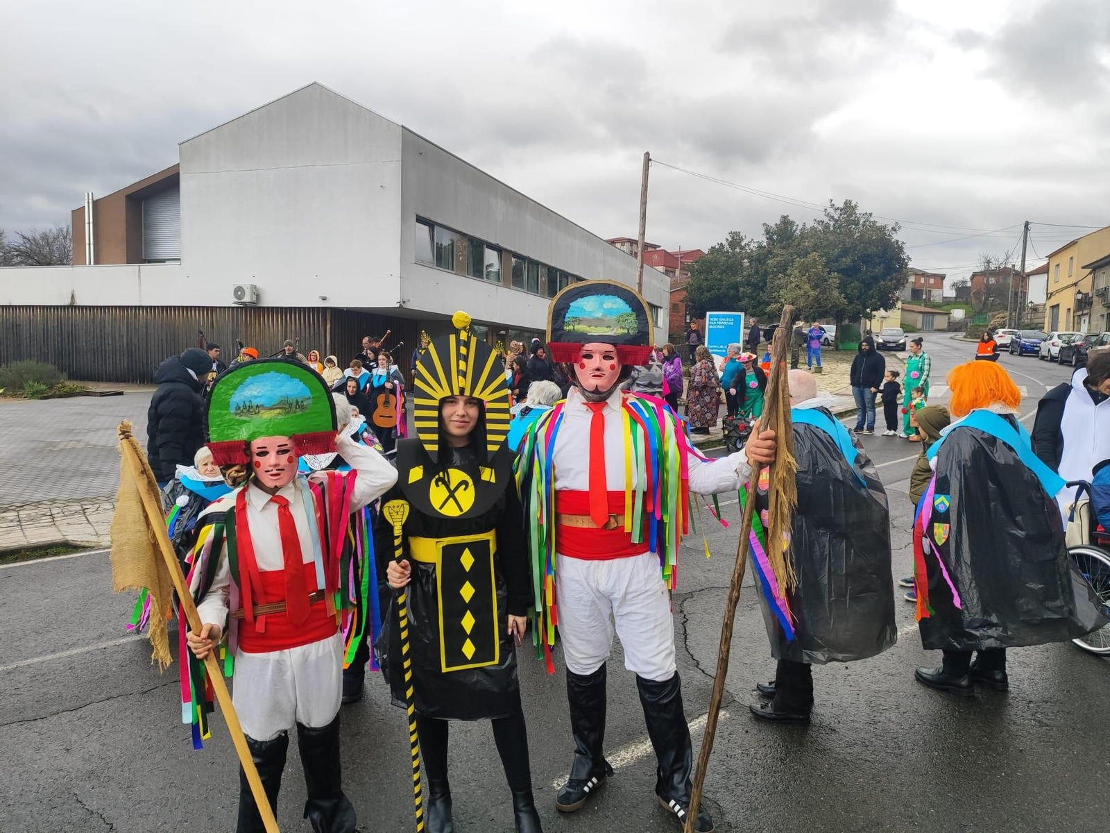 Galería | O gran desfile do Luns de Entroido en Vilardevós protagonizárono os maiores e os chocalleiros