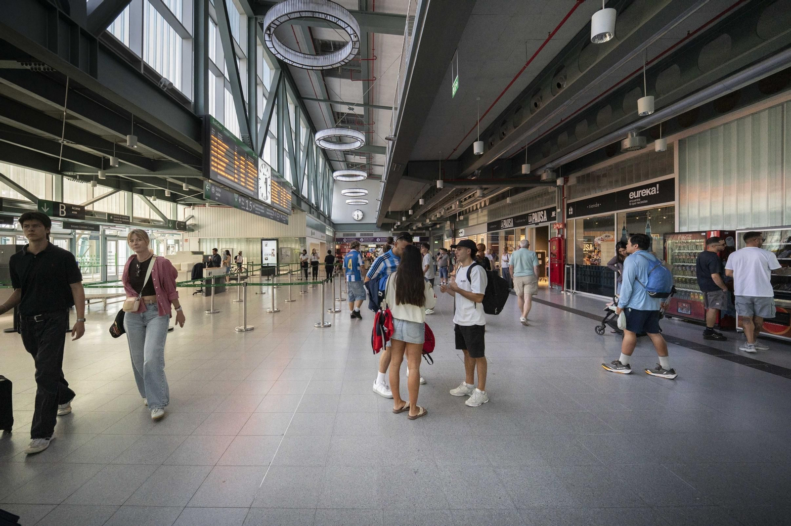 Galería | La estación intermodal de Santiago culmina con una moderna galería para los viajeros, en fotos