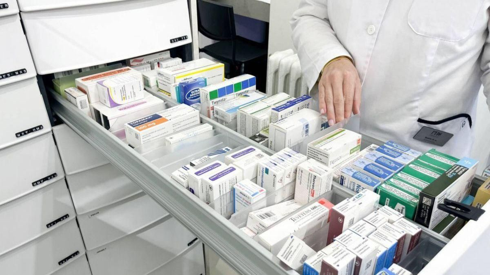 Grupos de medicamentos en una farmacia.