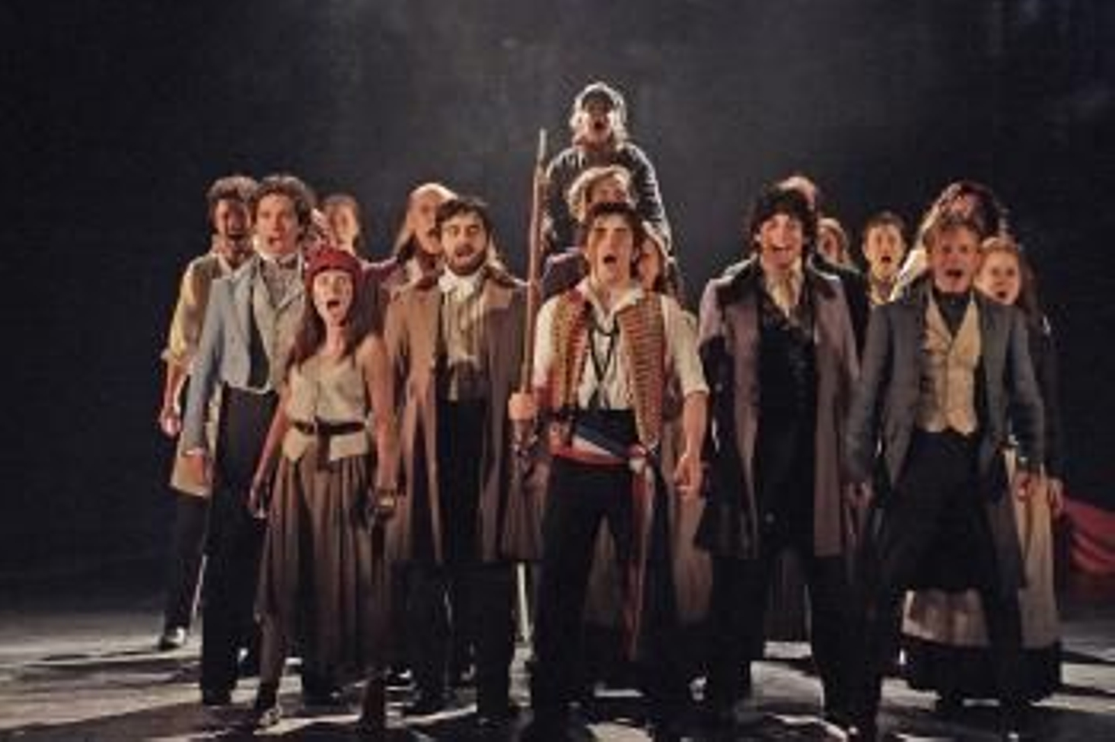 El musical basado en la obra de Víctor Hugo reúnió ayer a más de cien actores y técnicos en un montaje que en Galicia sólo visitará Vigo.