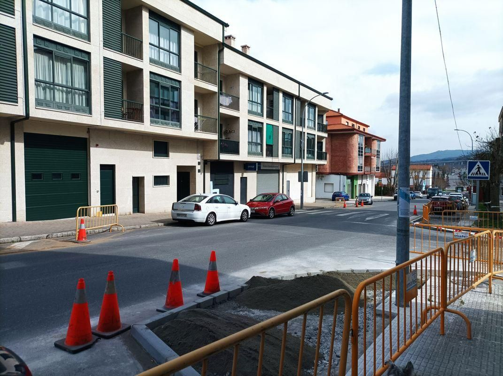 Las obras en la Estrada de Xunqueira avanzan a buen ritmo. (Paula Palomanes)