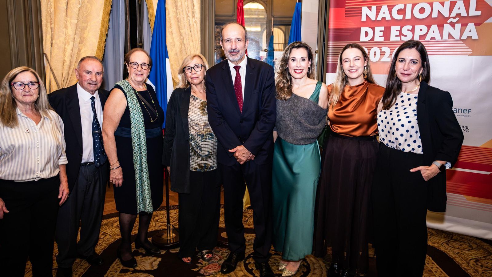La Fallera Mayor 2027 de la Casa Regional Valenciana en París, Mercé Lleonart i Crespo posa junto al Embajador y representantes de la CRV