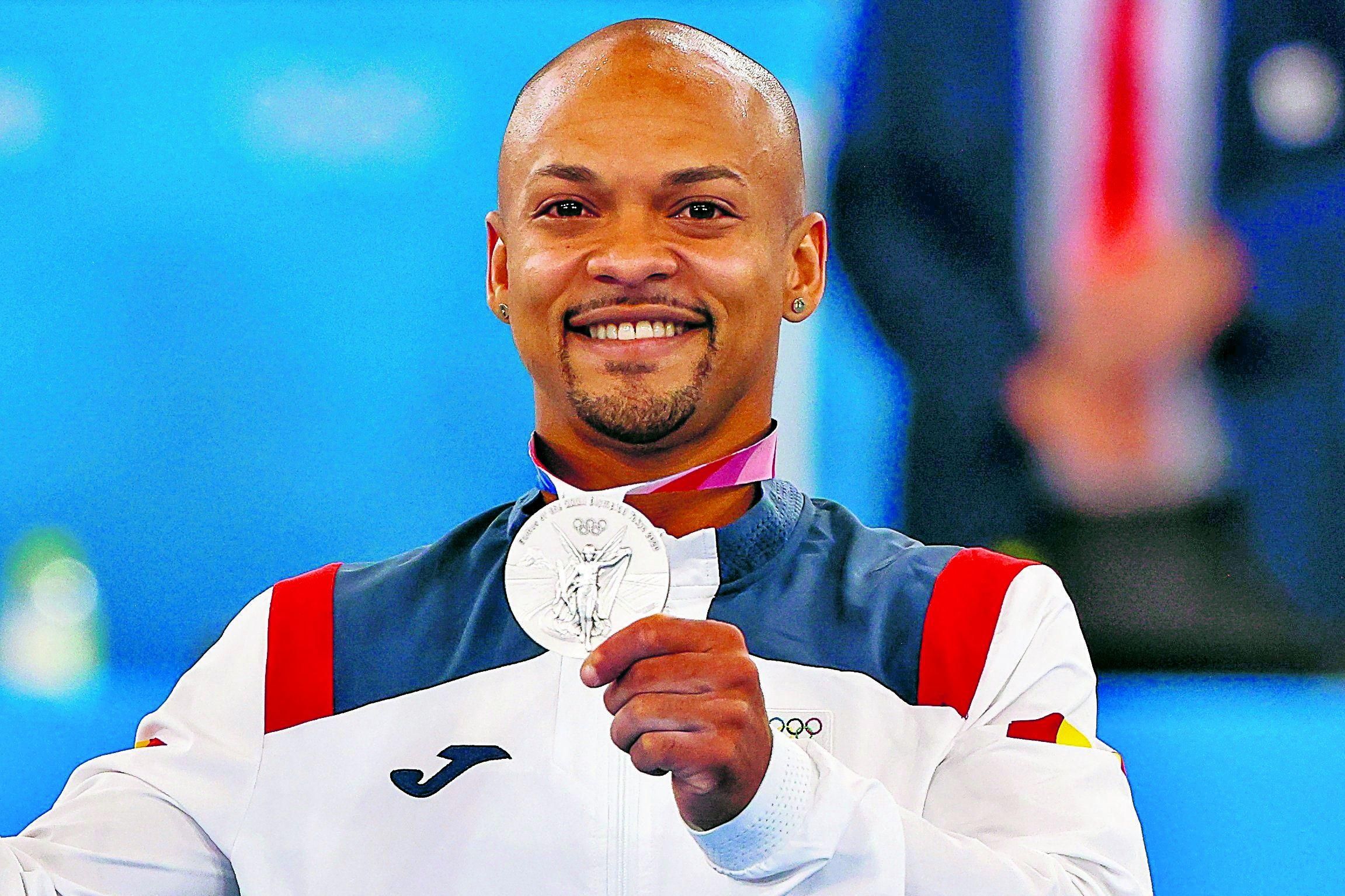 El canario de origen dominicano Ray Zapata con la medalla de plata conseguida en suelo.