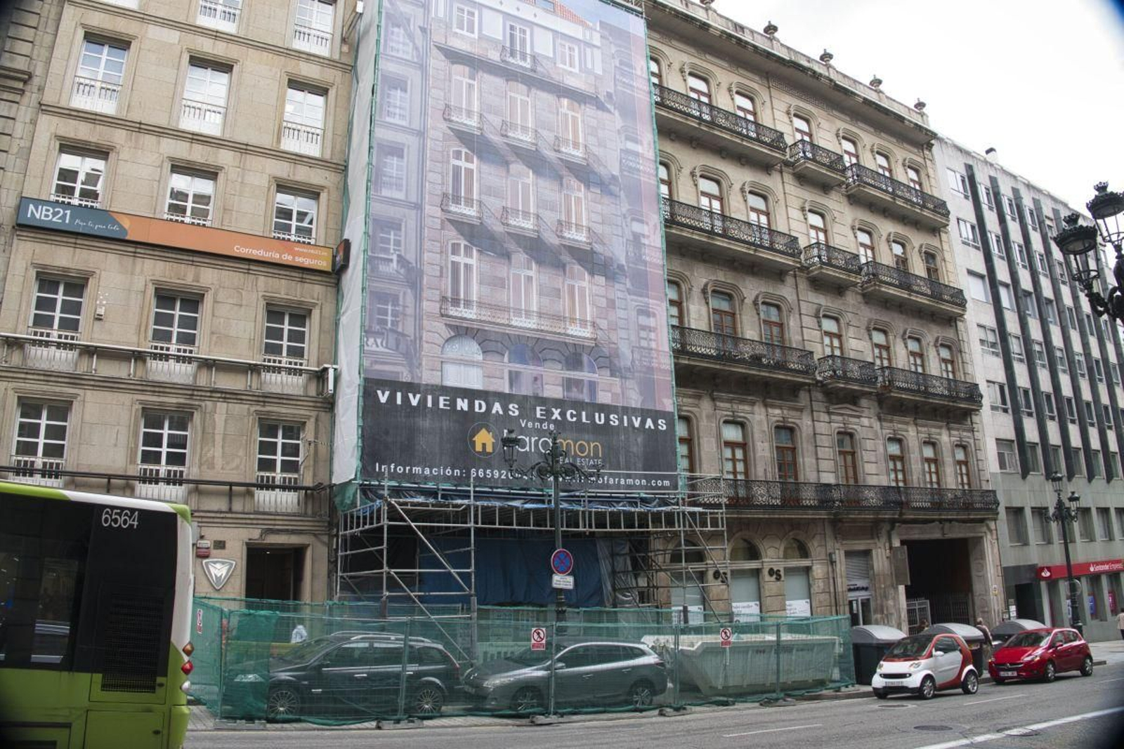 Un edificio en obras en la Rúa Colón, que será destinado a viviendas