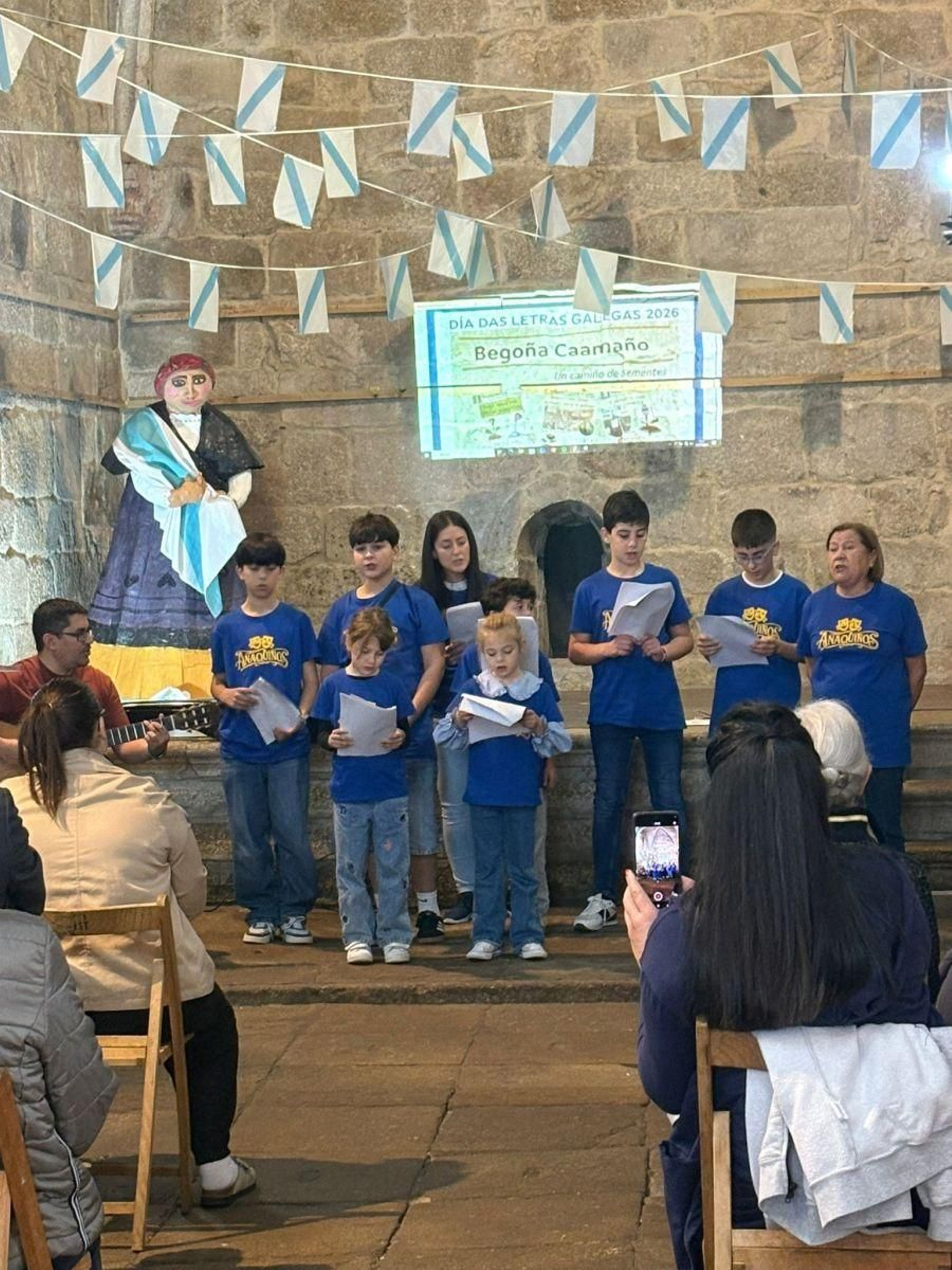 Os nenos de Ribadavia,na igrexa da Madalena.