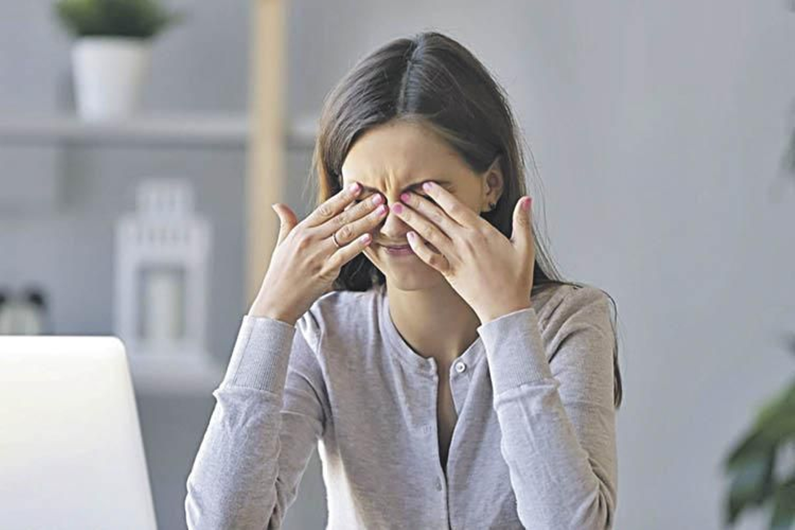 Una mujer se frota los ojos.