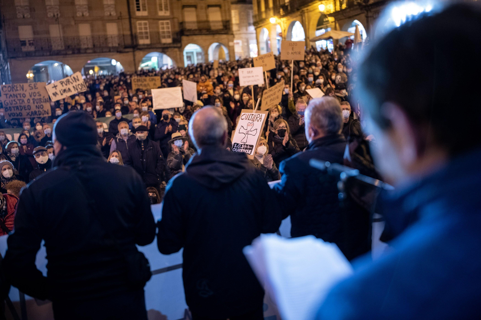 OURENSE (SUBDELEGACIÓN DO GOBERNO-RÚA DO PASEO-PRAZA MAIOR). 18/11/2021. OURENSE. Manifestación SOS Ourense. FOTO: ÓSCAR PINAL