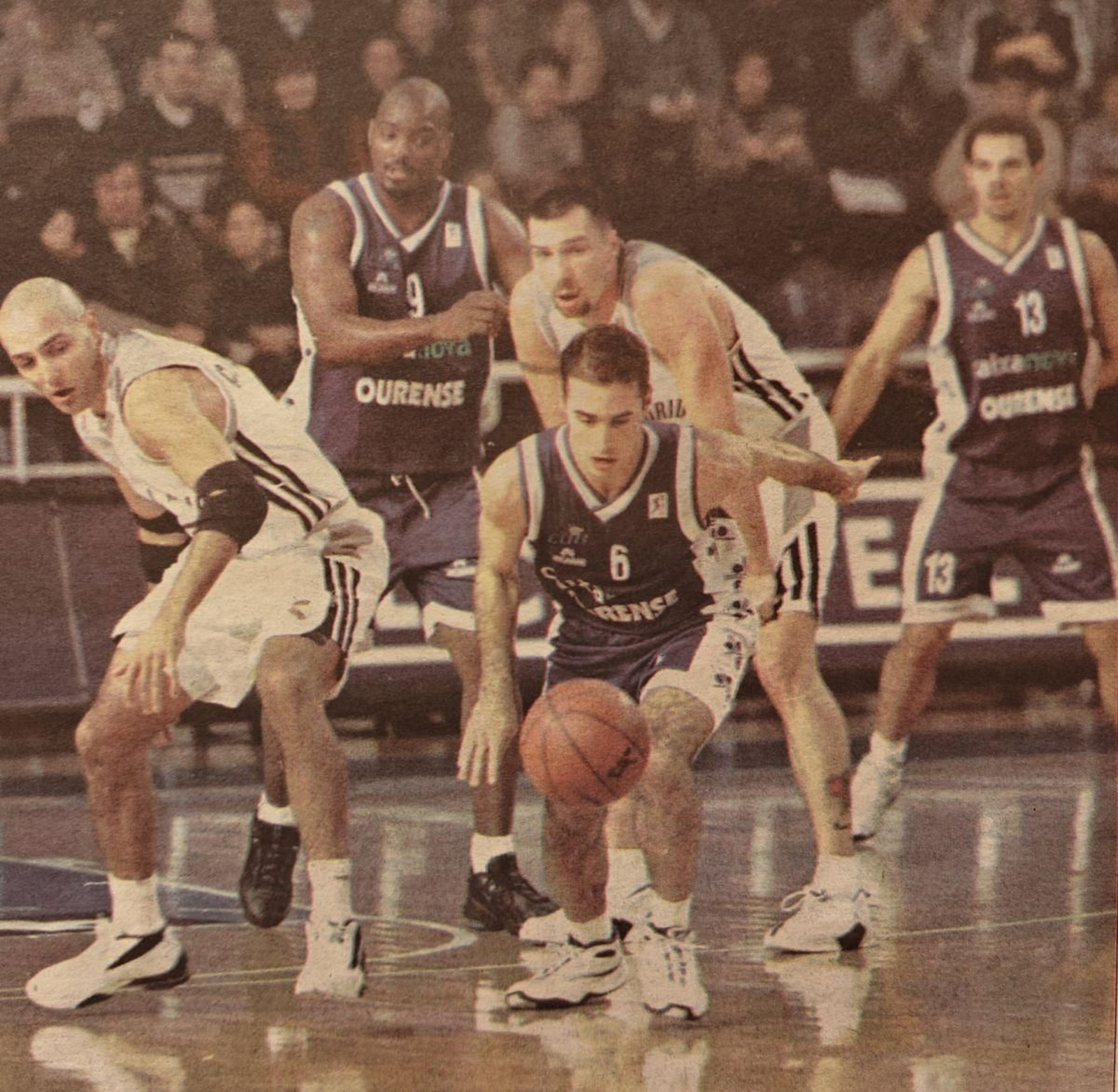 El base del COB Juanjo Bernabé deja atrás a Djordjevic.