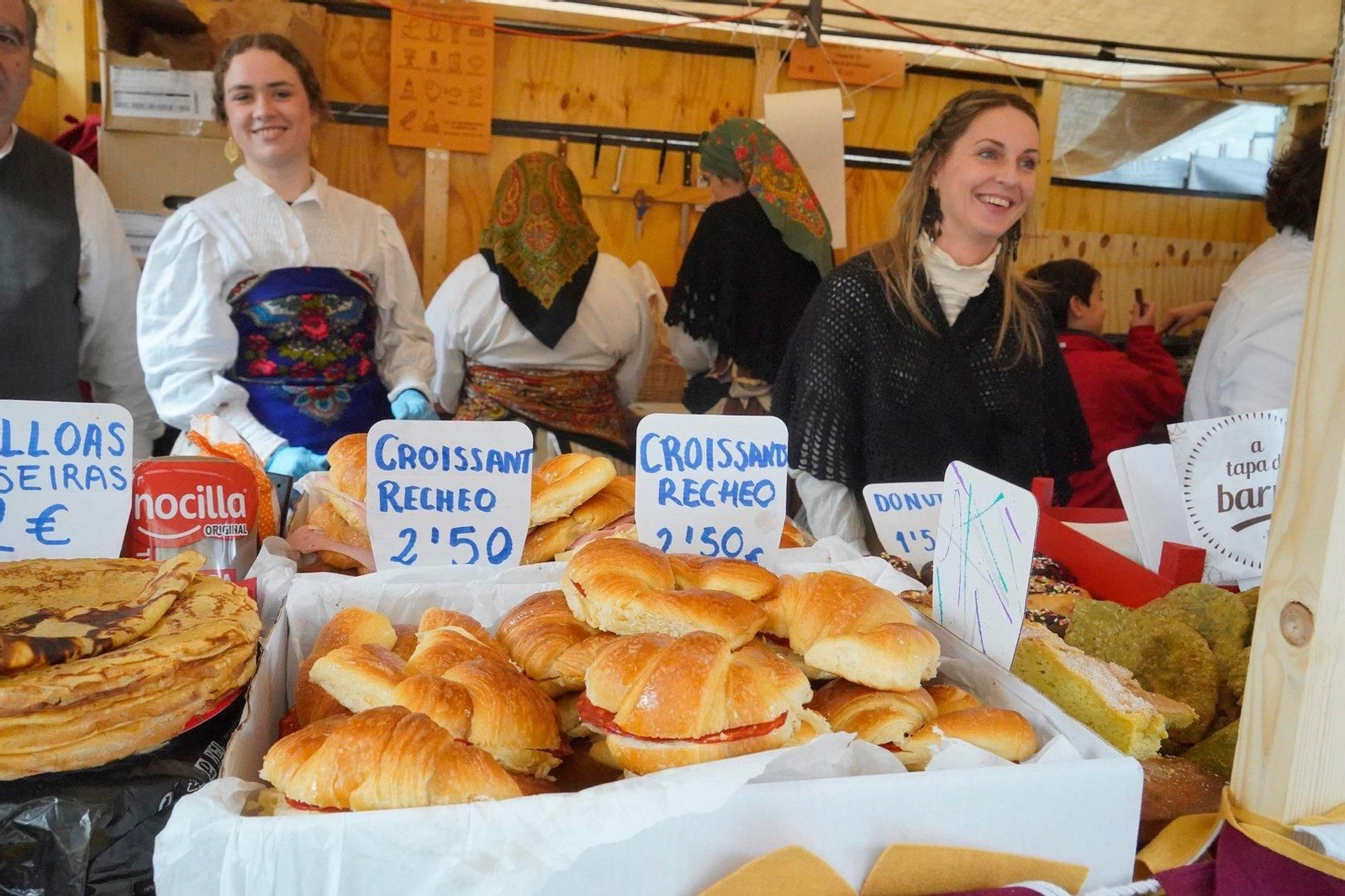 Puestos de comida en el mercado de la Reconquista.